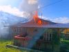 Incendiu puternic la acoperișul unei case. Pompierii au reușit să salveze locuința (foto)