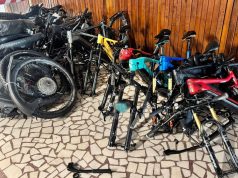 Zeci de biciclete și o trotinetă electrică fără acte de proveniență, găsite într-un TIR la frontiera de vest