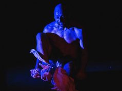 Corpul-închisoare, teritoriu al revelației: Spectacolul nonverbal „Specular Evolución” la Teatrul Maghiar