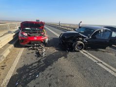 Trei răniți după impactul dintre o mașină și o ambulanță privată pe DN6, în Timiș