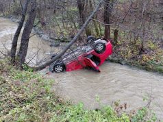 Intervenție de urgență în vestul țării după ce o mașină s-a răsturnat într-un râu (video)