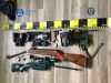Arme artizanale, muniție și țigări de contrabandă, descoperite în urma unor percheziții. Doi suspecți reținuți
