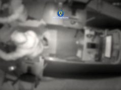 Hoți cu cagule: Doi minori au spart o biserică, un apartament și un supermarket (video)