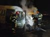 Microbuz mistuit de flăcări pe șosea. Doi pasageri au fost transportați la spital cu arsuri
