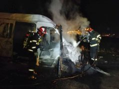Microbuz mistuit de flăcări pe șosea. Doi pasageri au fost transportați la spital cu arsuri