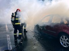 Panică pe DN 66, după ce o mașină a luat foc în mers. Trafic blocat pe ambele sensuri